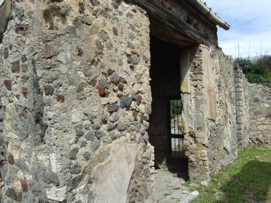 VI.16.27 Pompeii. March 2009. Doorway to room G, triclinium, in north wall of atrium.
According to NdS, the doorjambs would have been wooden, and the threshold was preserved, made from various pieces of marble, lined up.
On the dividing pilaster between the staircase and the doorway to room G, a graffito was seen. It was written in  charcoal, and according to Della Corte, read: DIINARIS V  
See Notizie degli Scavi di Antichità, 1908, (p.187)