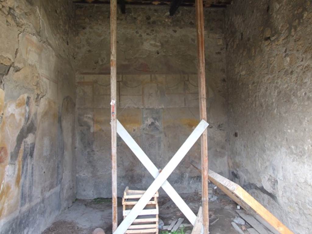 VI.16.27 Pompeii. March 2009. Room G, looking north into triclinium.  The room was quite large and had a concrete floor, and well-preserved painted walls except for the east wall.
A small amount of decoration remained only on the lowest part of the east wall.