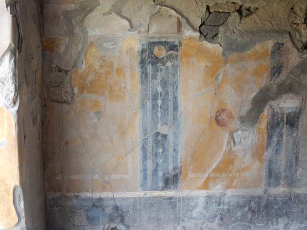 VI.16.27 Pompeii. May 2015. Room G, detail from west wall of triclinium.  
Photo courtesy of Buzz Ferebee.