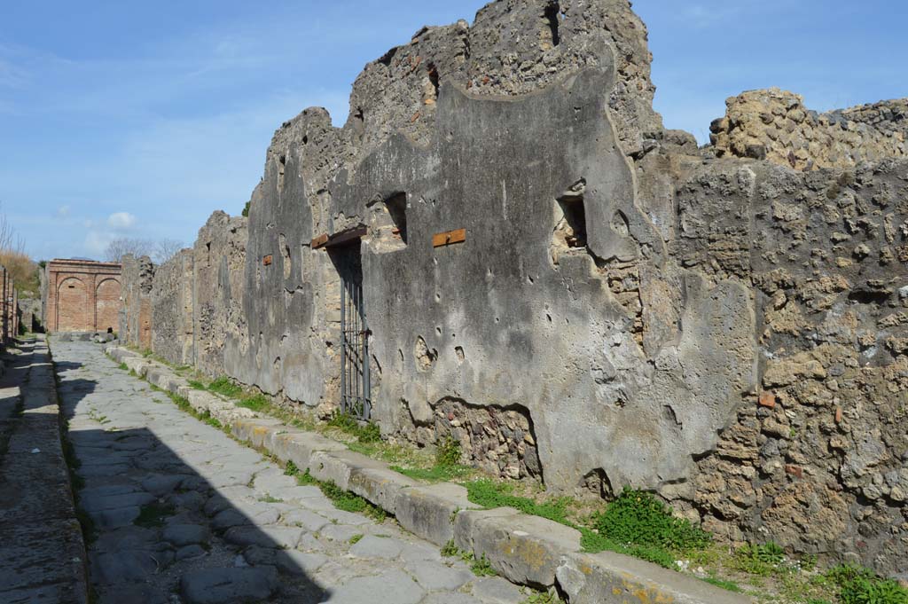 VI.16.27 Pompeii. March 2019. Looking north towards entrance doorway on Vicolo dei Vettii.
Foto Taylor Lauritsen, ERC Grant 681269 DÉCOR.