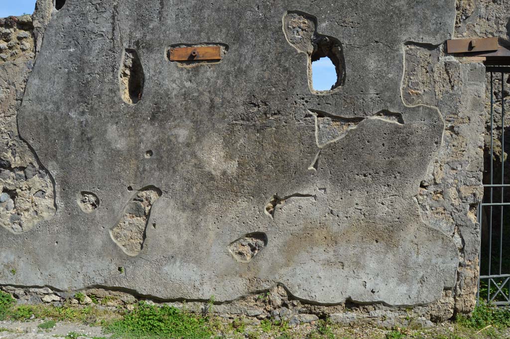 VI.16.27 Pompeii. March 2019. Looking towards front façade on north side of entrance doorway
Foto Taylor Lauritsen, ERC Grant 681269 DÉCOR.