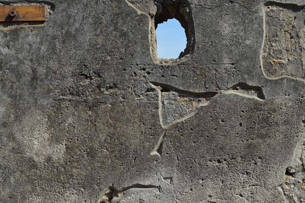 VI.16.27 Pompeii. March 2019. Detail from front façade on north side of entrance doorway.
Foto Taylor Lauritsen, ERC Grant 681269 DÉCOR.