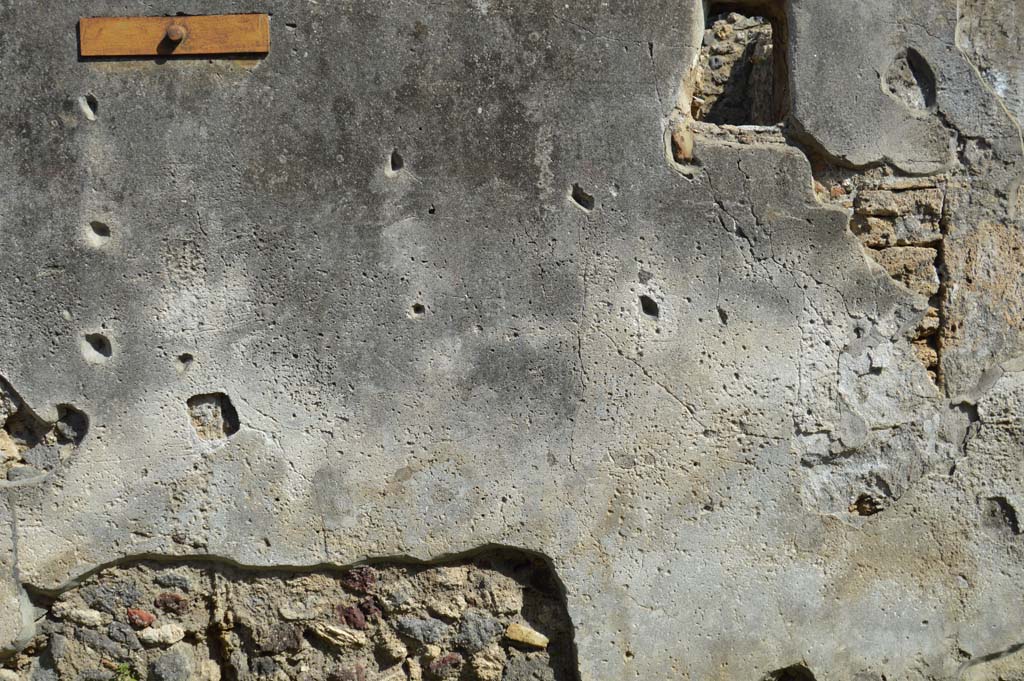 VI.16.27 Pompeii. March 2019. Detail from lower front façade on south side of entrance doorway.
Foto Taylor Lauritsen, ERC Grant 681269 DÉCOR.