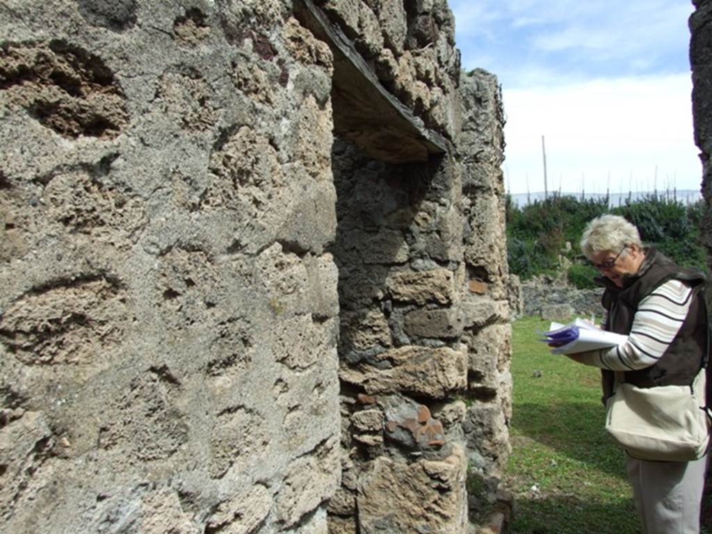 VI.16.27 Pompeii. March 2009. Looking east along corridor leading to peristyle.  North wall, with doorways to rooms U and stairs (V’) to upper floor.