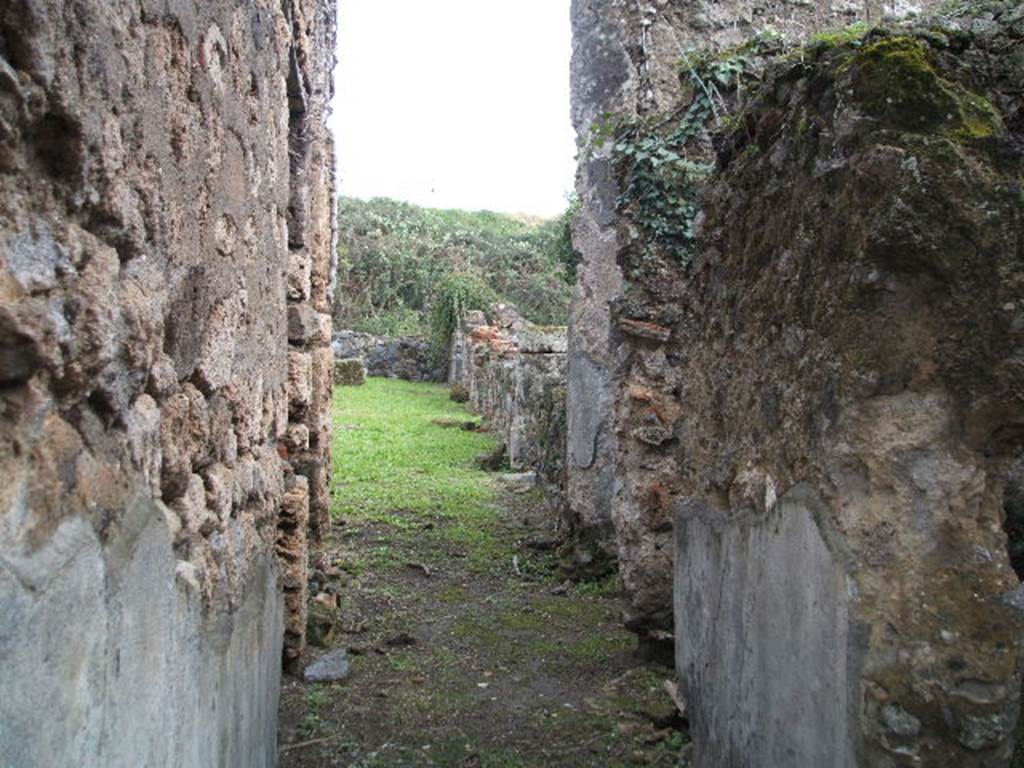 VI.16.27 Pompeii. December 2004.  Looking east along corridor leading to peristyle M.