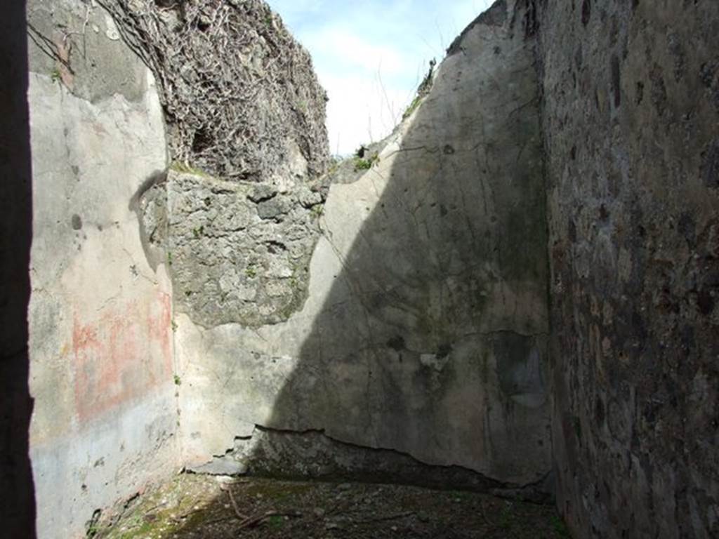 VI.16.28 Pompeii. March 2009. Room H, looking east. According to NdS, room G communicated with another small room H. Room H had a floor of opus signinum and walls with painted decorations, best preserved on the north wall.