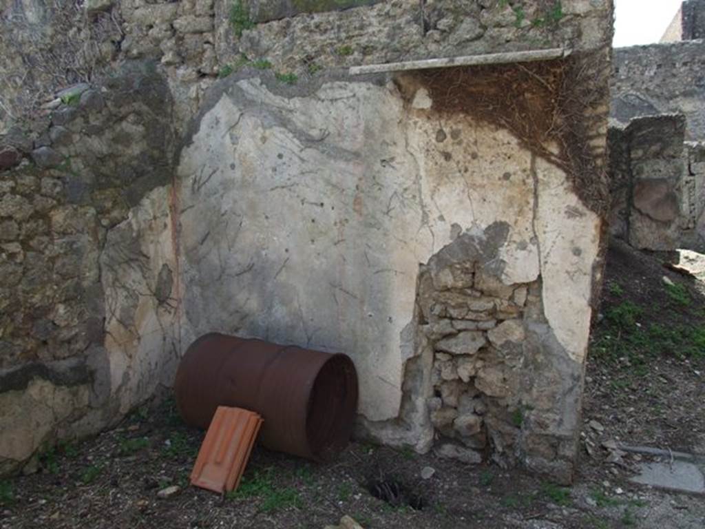 VI.16.28 Pompeii. March 2009. Room I, west wall, remains of painted plaster.According to NdS, although the other walls showed three panels on each wall, because of the space taken up by the doorway in the west wall, this wall only had two painted panels. The panel on the left showed a painting of a vase. The panel on the right, opposite the one on the east wall with the painting of Europa on the Bull, showed a scene of the sea or a lake. There were three boats that seemed to be making for a landing place on the right, pushed by the crew that were rowing with the oars. There one could see, here and there, male figures, the most notable in the lower part, the middle and one walking to the right, carrying a large beam on his shoulders. The cornice was missing and the upper painting was damaged.
See Notizie degli Scavi, 1908, (p.279)