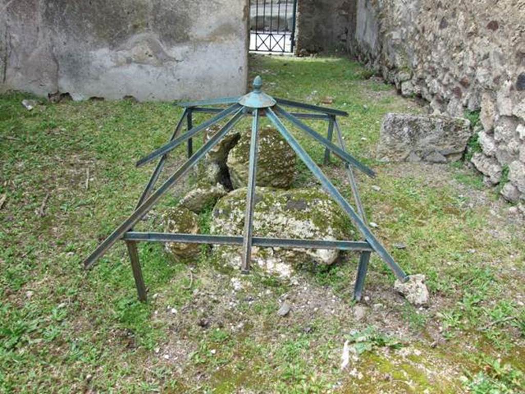 VI.16.29 Pompeii. March 2009. Looking west across room O, site of impluvium or well in atrium of VI.16.30.  Found here and left in their place, but well defended with glass from the weather, two large loads of slaked lime, showing the imprints of the matting in which they were contained. See Notizie degli Scavi di Antichità, 1908, (p.284, and fig 9 on p.285).