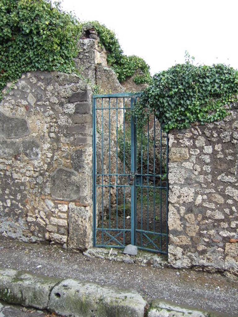 VI.16.31 Pompeii. December 2005. Entrance doorway, looking east. According to NdS, when discovered this doorway was without a threshold. See Notizie degli Scavi di Antichità, 1908, (p. 285-287).