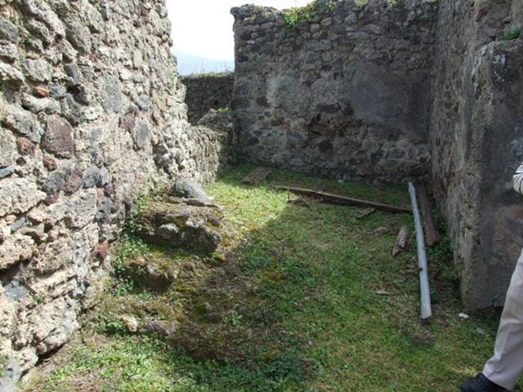 VI.16.32 Pompeii. March 2009. Room F, south-east corner, and room G. On the east wall was the base of masonry stairs (f) to upper floor. Directly behind the stairs was a small rustic room G which contained the latrine (g).