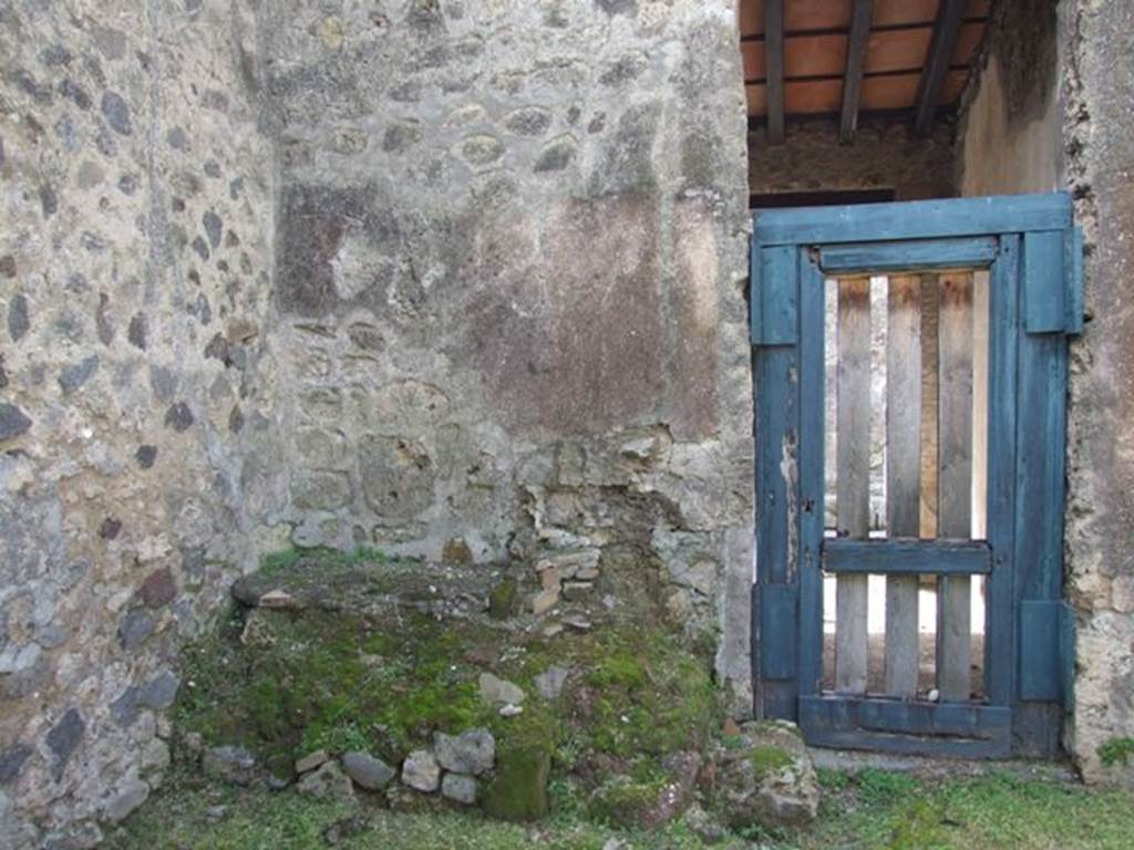 VI.16.32 Pompeii. March 2009. Room B, south-west corner of atrium, with the doorway to bar room C in VI.16.33.
According to NdS -
“at the left end of the west wall is a brick bench b, followed at c by the hearth with circular stove, to comfortably place a boiler on:
to the right of the hearth is a small step for the purpose of better manoeuvring in the boiler”.
See Notizie degli Scavi di Antichità, 1908, p. 287.