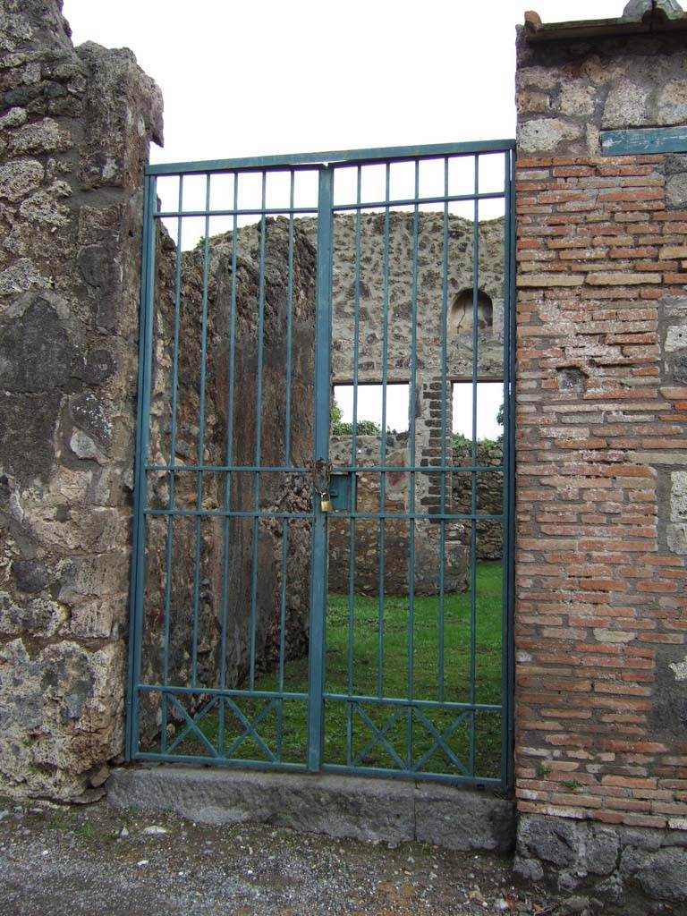 VI.16.32 Pompeii. December 2005. Wide entrance doorway with large threshold of lava.
This was discovered with openings for the groove of the door-posts and that of the bolt.
See Notizie degli Scavi di Antichità, 1908, (p.287)