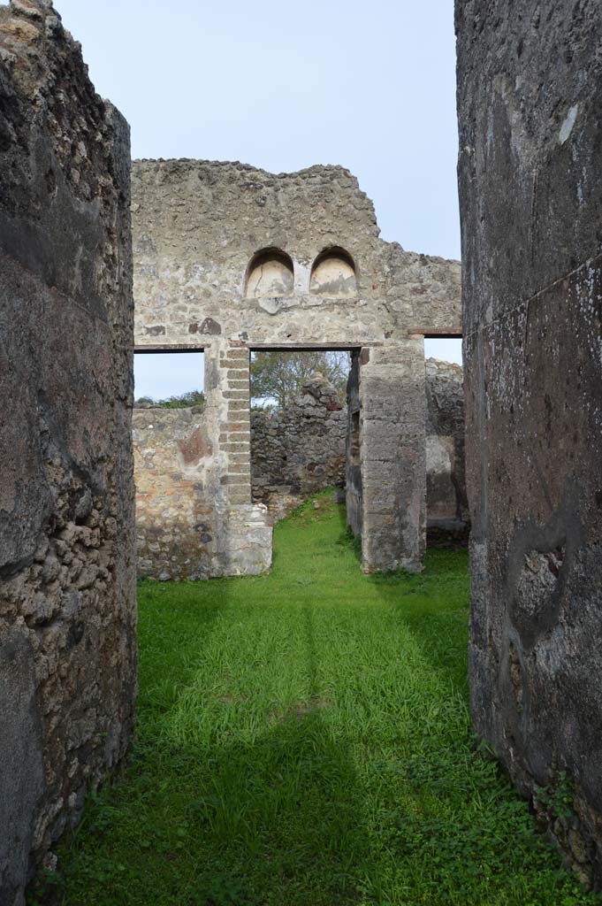 VI.16.32 Pompeii. March 2018. Looking east along entrance corridor, towards room B, the atrium.
Foto Taylor Lauritsen, ERC Grant 681269 DÉCOR.