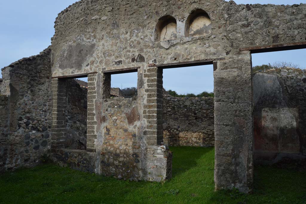 VI.16.32 Pompeii. March 2018. Room B, looking east in atrium towards doorway to room F, garden area.
Foto Taylor Lauritsen, ERC Grant 681269 DÉCOR.