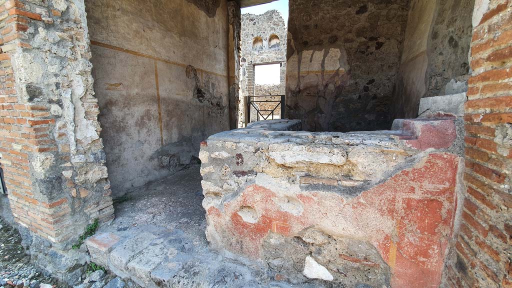 VI.16.33 Pompeii. July 2021. Looking east through entrance doorway.
Foto Annette Haug, ERC Grant 681269 DÉCOR.