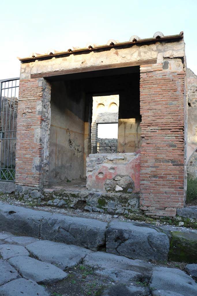 VI.16.33 Pompeii. December 2018. 
Looking east to entrance doorway on Vicolo dei Vettii. Photo courtesy of Aude Durand.