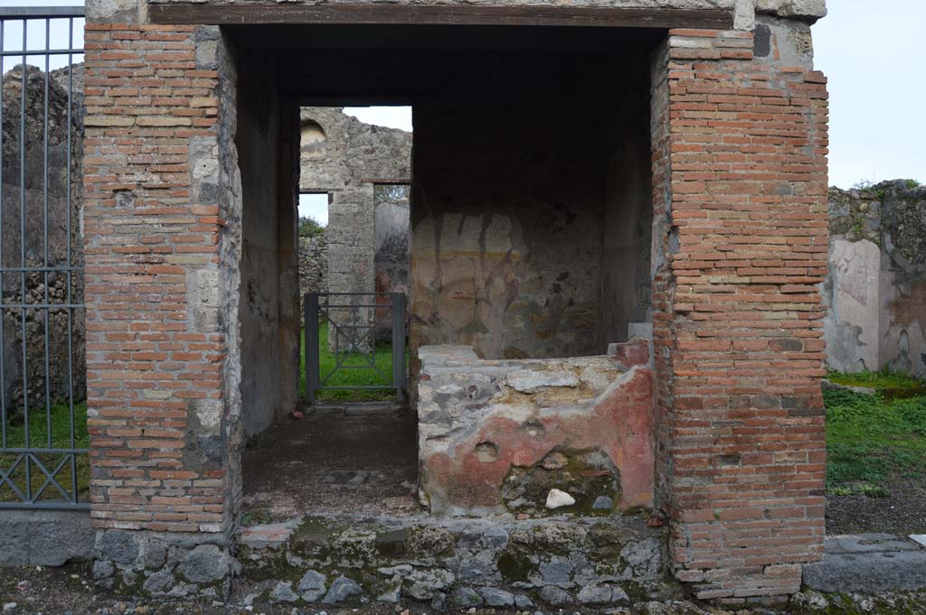 VI.16.33 Pompeii. March 2018. Looking east towards entrance doorway.
Foto Taylor Lauritsen, ERC Grant 681269 DÉCOR.