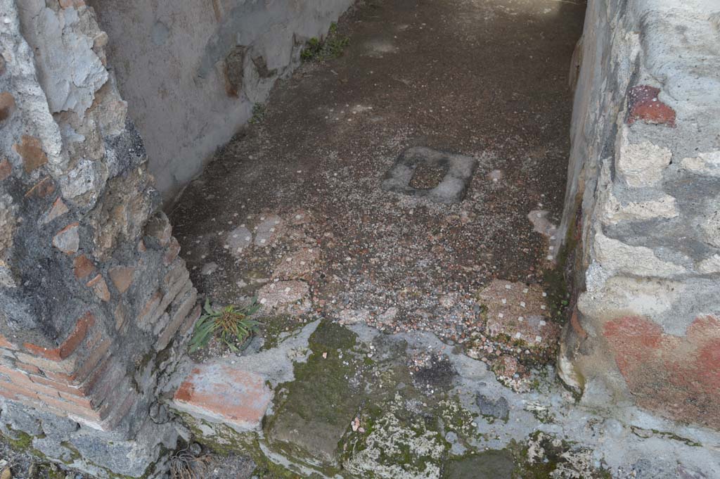VI.16.33 Pompeii. March 2018. Flooring at entrance doorway on north side of counter in bar-room, looking east.
Foto Taylor Lauritsen, ERC Grant 681269 DÉCOR.