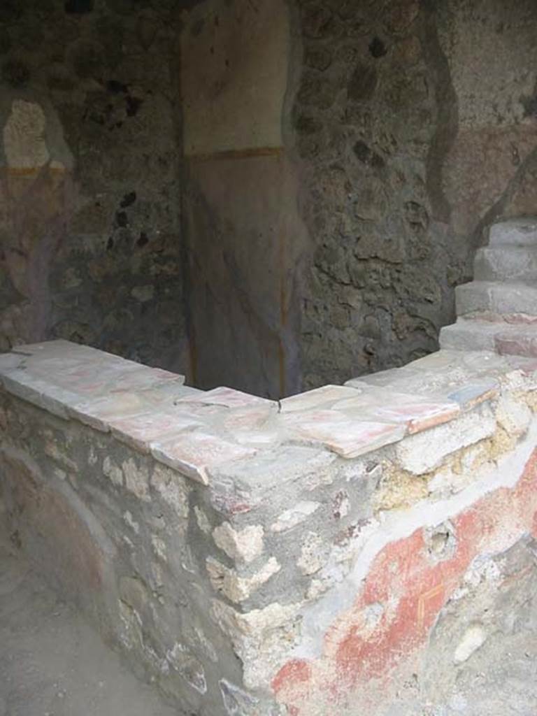 VI.16.33 Pompeii. May 2003. Two-sided masonry counter, and shelving for display.
Photo courtesy of Nicolas Monteix.