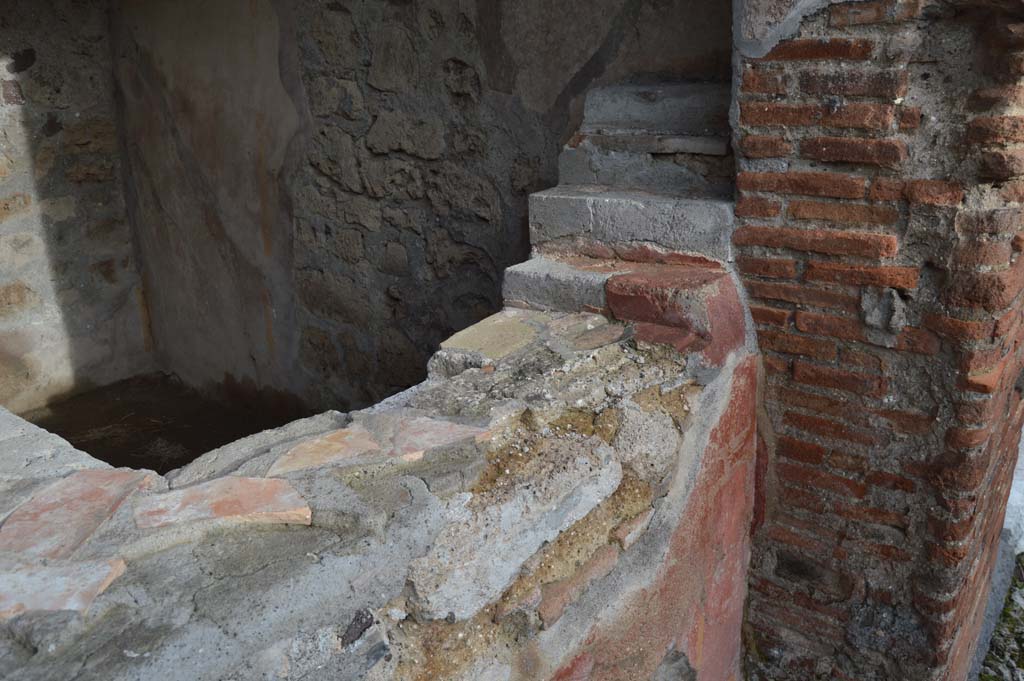 VI.16.33 Pompeii. March 2018. South end of two-sided counter with display shelving.
Foto Taylor Lauritsen, ERC Grant 681269 DÉCOR.