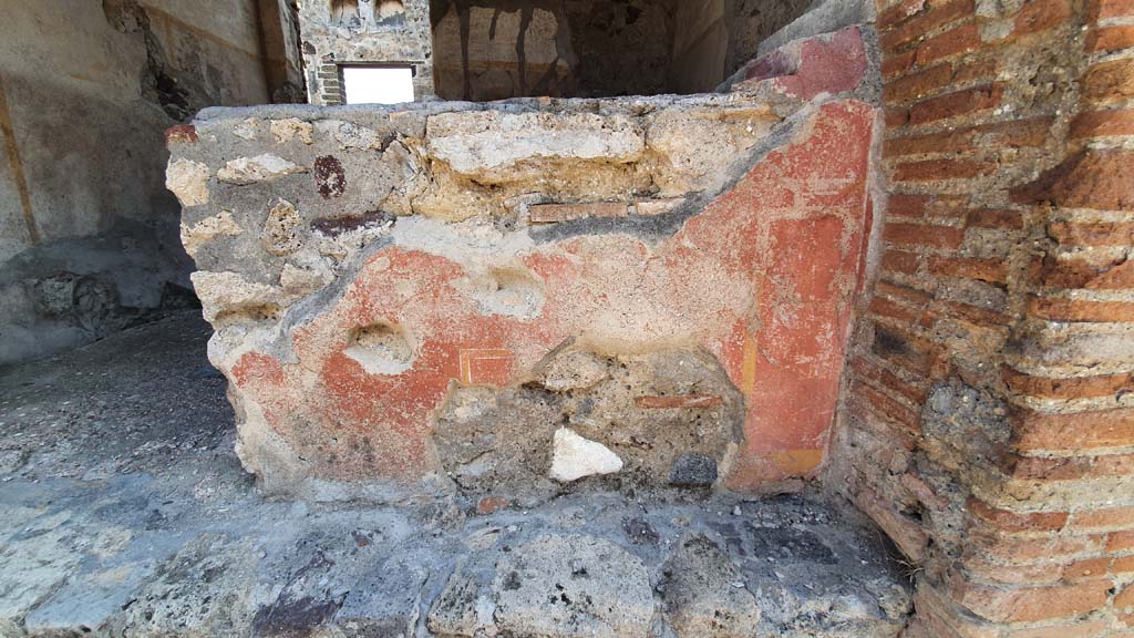 VI.16.33 Pompeii. July 2021. Looking east towards remaining painted stucco on front of counter.
Foto Annette Haug, ERC Grant 681269 DÉCOR.