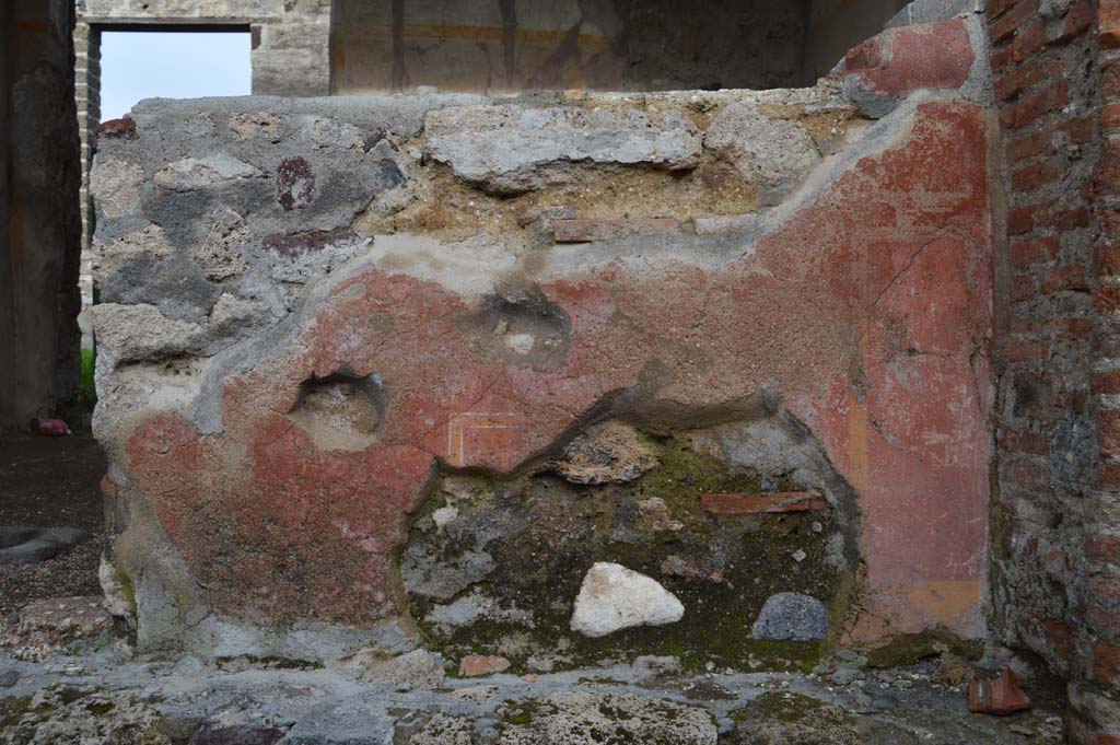 VI.16.33 Pompeii. March 2018. Detail of remaining painted plaster from west facing exterior side of counter.
Foto Taylor Lauritsen, ERC Grant 681269 DÉCOR.