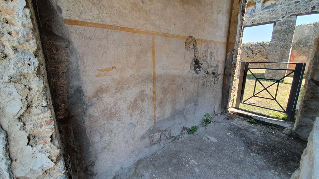 VI.16.33 Pompeii. July 2021. Looking east along north wall of bar-room.
Foto Annette Haug, ERC Grant 681269 DÉCOR.