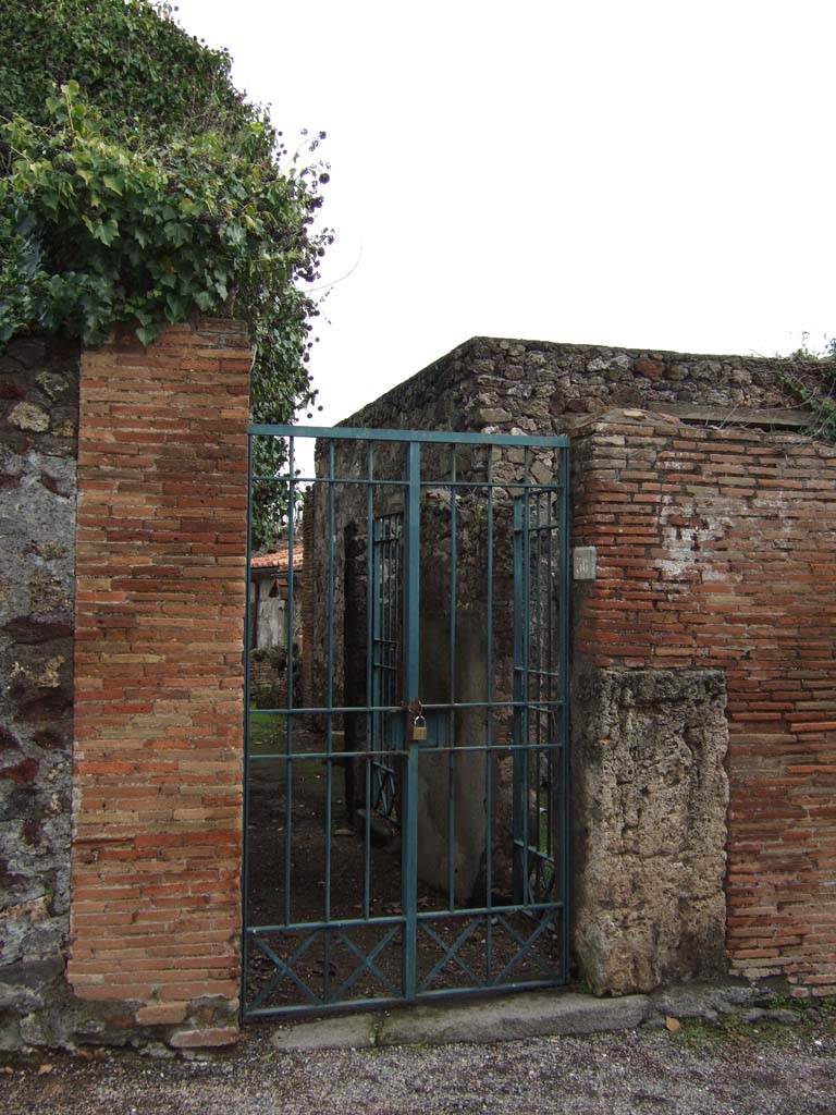 VI.16.36 Pompeii. December 2005. Entrance doorway.
According to NdS, this doorway was found with a lava threshold with holes for the door-frame and bolts.
Found here on 25th April 1904 was a bronze bell with iron clapper.
