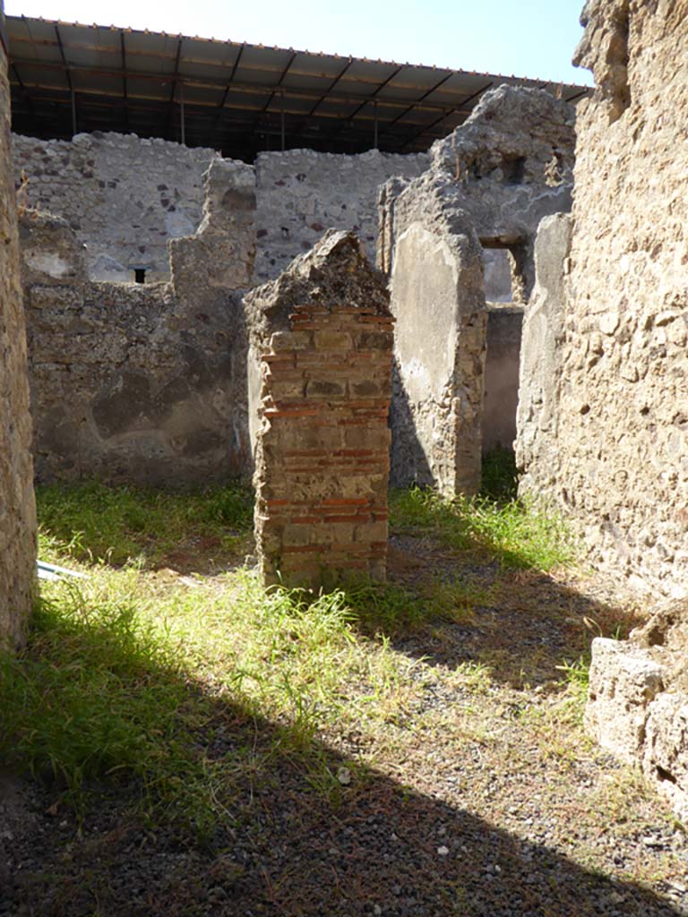 VI.16.7 Pompeii. September 2015. Services area.
Looking west from doorway towards dormitory or storeroom and corridor to rear entrance at VI.16.38.
Foto Annette Haug, ERC Grant 681269 DÉCOR.