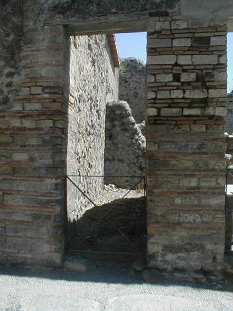 VI.16.39 Pompeii. May 2005. Looking east to entrance doorway. According to NdS, this doorway was the entrance to an independent staircase A. This staircase went up to the upper floor of the thermopolium that follows at VI.16.40. See Notizie degli Scavi di Antichità, 1908, (p.368).