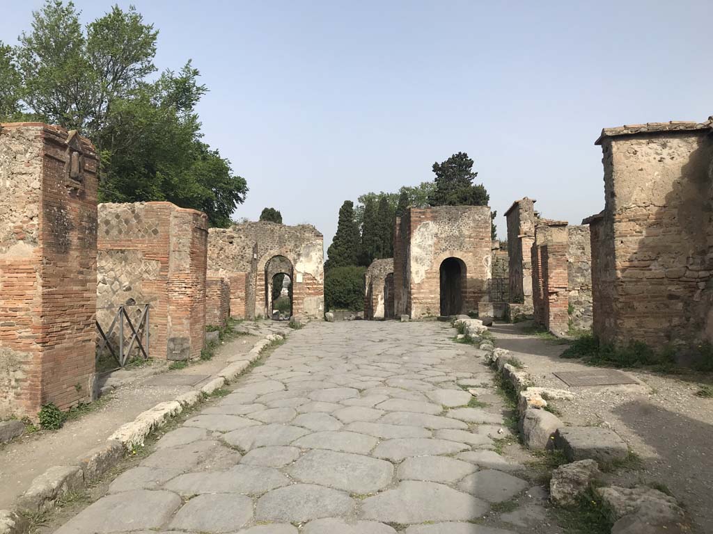 VI.17.3 Pompeii. April 2019. 
Entrance doorway on Via Consolare, on left. Looking north to Herculaneum Gate. 
Photo courtesy of Rick Bauer.