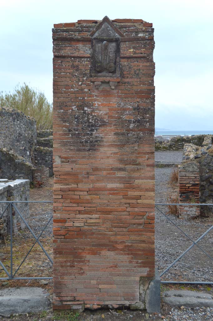 VI.17.4, on left, and VI.17.3, on right, Pompeii. Brick pilaster between entrances. 
Foto Taylor Lauritsen, ERC Grant 681269 DÉCOR.