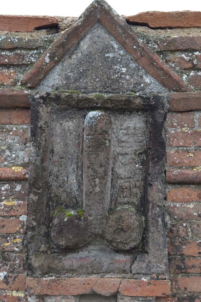 Plaque with phallus between VI.17.3 and VI.17.4, Pompeii. March 2018.
Foto Taylor Lauritsen, ERC Grant 681269 DÉCOR.