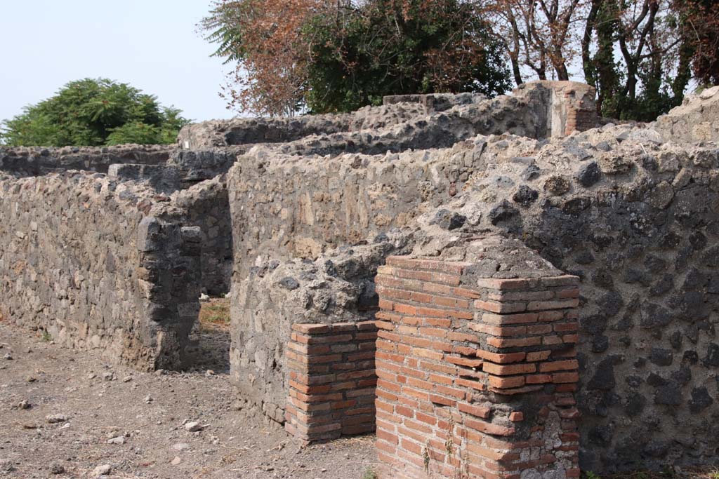VI.17.4 Pompeii. September 2021. 
Looking west along north side, towards doorways to triclinium and small room. Photo courtesy of Klaus Heese.