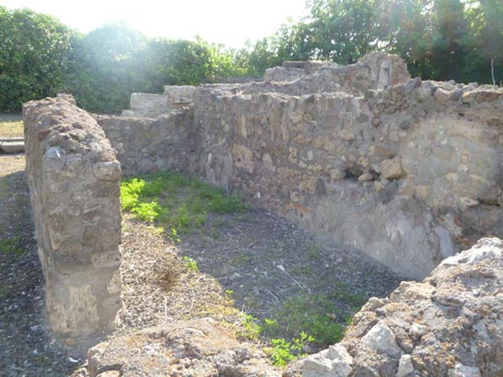 VI.17.4 Pompeii. May 2011. Looking west from doorway of triclinium on the north side at the rear of VI.17.3.
