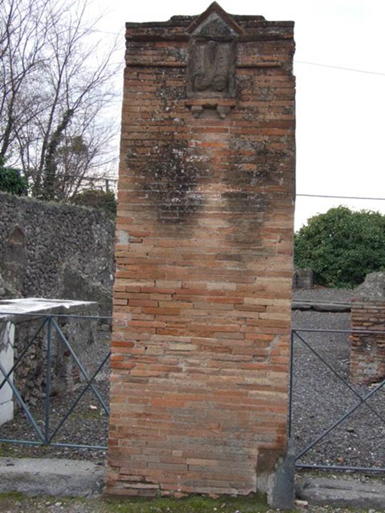 VI.17.4 Pompeii. December 2007. Pilaster  between VI.17.4 and VI.17.3.