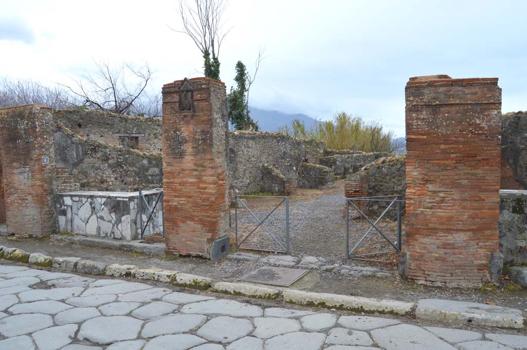 VI.17.4/3 Pompeii. March 2018. Looking south along west side of Via Consolare, with entrance doorway to VI.17.4, on left.
Foto Taylor Lauritsen, ERC Grant 681269 DÉCOR.