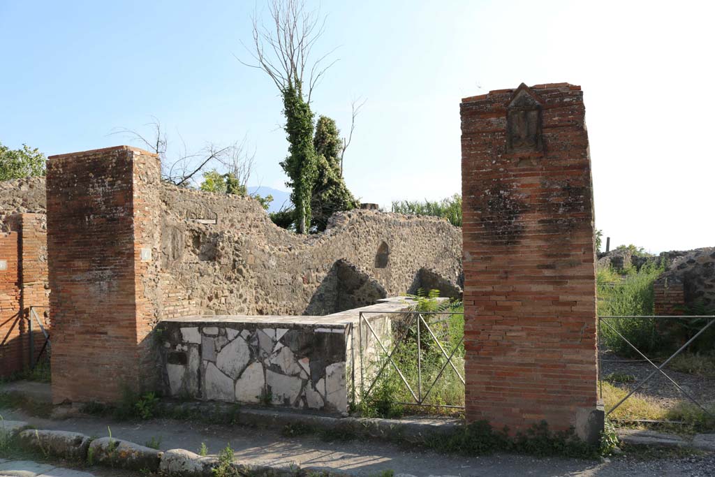VI.17.4 Pompeii. December 2018. 
Looking west on Via Consolare towards entrance doorway, in centre. Photo courtesy of Aude Durand.