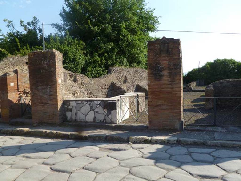 VI.17.4 Pompeii. May 2011. Looking west on Via Consolare towards entrance doorway, in centre.
VI.17.5, entrance doorway to House of Popidius Rufus, is on the left, VI.17.3 can be seen on the right.