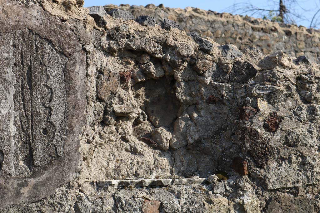VI.17.4 Pompeii. December 2018. Niche in south wall of bar-room behind counter. Photo courtesy of Aude Durand.