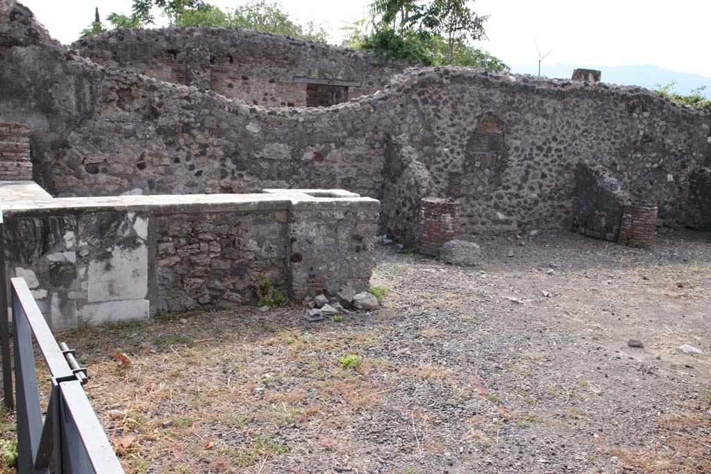 VI.17.4 Pompeii. September 2021. Looking towards south wall. Photo courtesy of Klaus Heese.