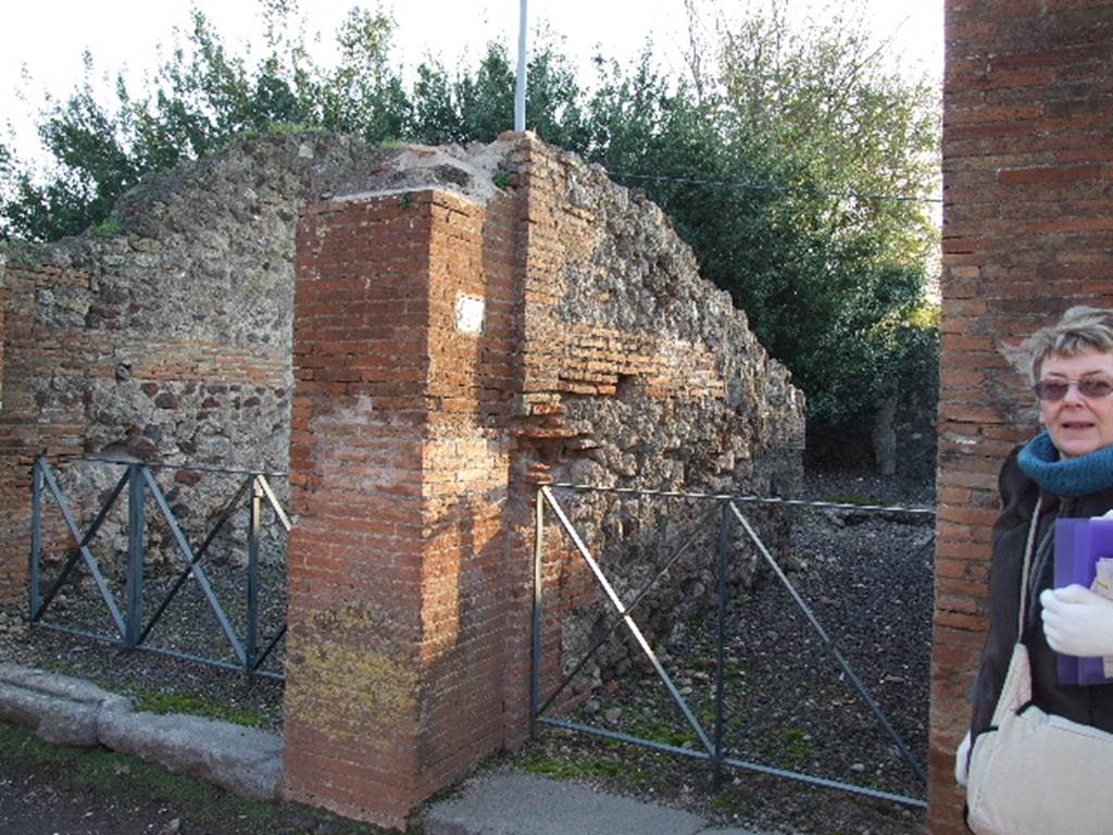 VI.17.5 Pompeii. December 2006. Entrance doorway, looking west towards south wall of entrance corridor/fauces.