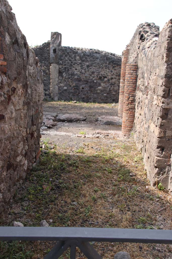 VI.17.5 Pompeii. September 2021. 
Looking west along entrance corridor towards atrium (courtyard).  Photo courtesy of Klaus Heese.