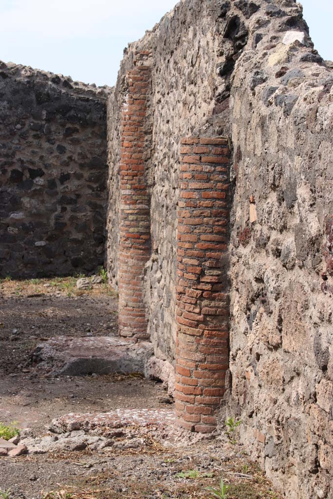 VI.17.5 Pompeii. September 2021. 
Looking west along north wall of atrium towards two semi-columns on north side of impluvium.  
Photo courtesy of Klaus Heese.