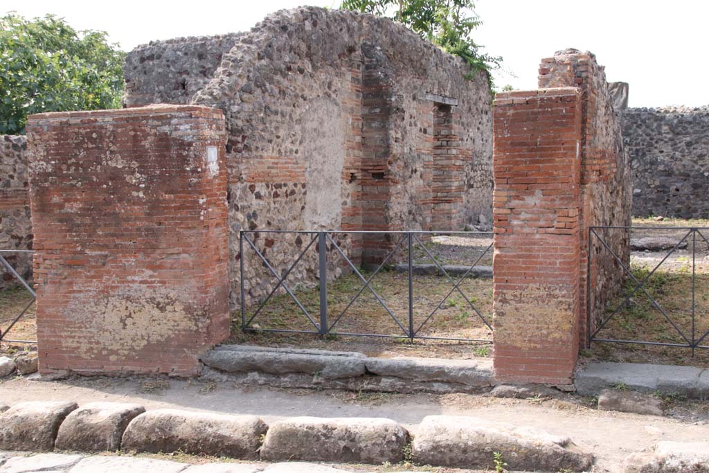 VI.17.6 Pompeii. September 2021. 
Looking towards entrance doorway on west side of Via Consolare, with VI.17.5, on right. Photo courtesy of Klaus Heese.