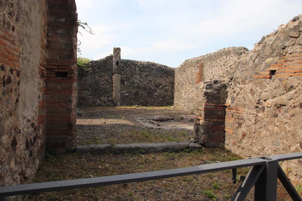 VI.17.6 Pompeii. September 2021.
Looking west through linking doorway towards atrium of VI.17.5, with north wall of shop, on right. Photo courtesy of Klaus Heese.
