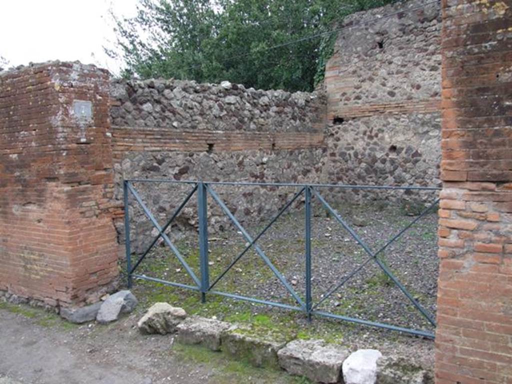 VI.17.7 Pompeii. December 2007. 
Entrance doorway, south wall and south-west corner. For graffiti found between VI.17.8 and 7, see VI.17.8.