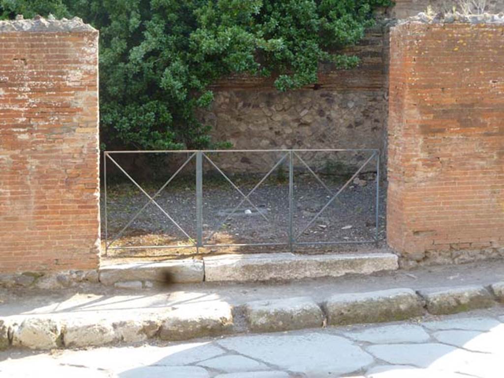 VI.17.8 Pompeii. May 2011. Looking west to entrance doorway. Photo courtesy of Michael Binns.