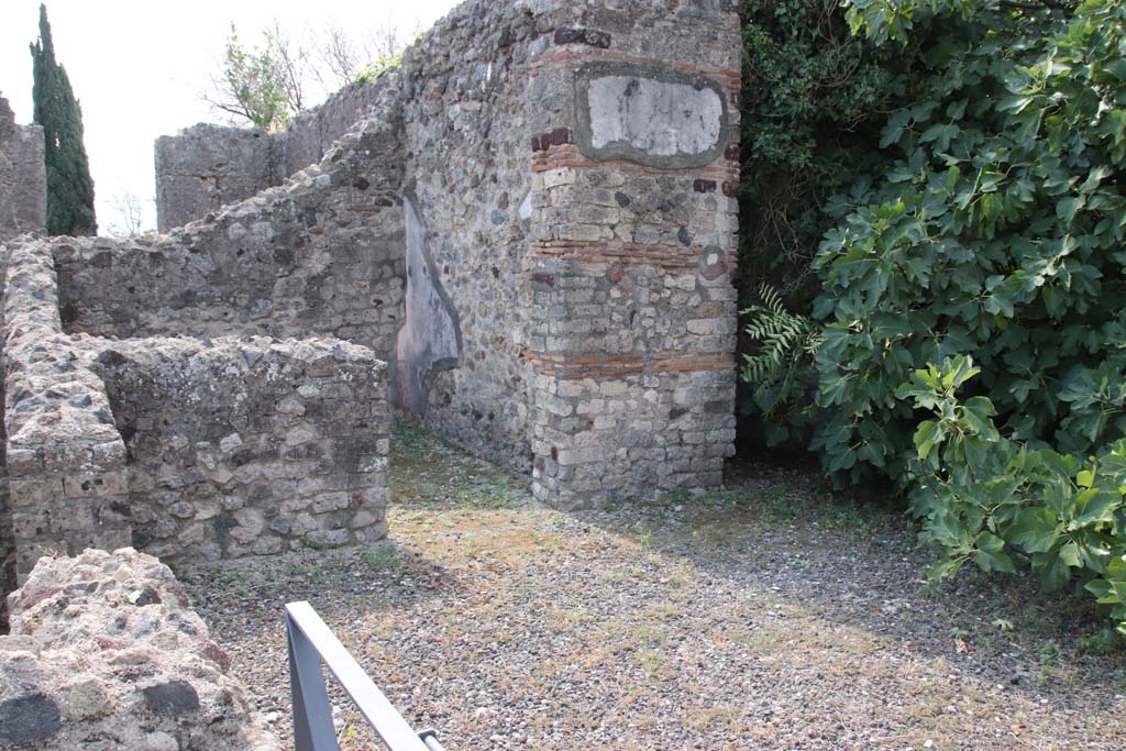 VI.17.10 Pompeii. September 2021. 
South side of atrium, with doorway to cubiculum in south-east corner of atrium. Photo courtesy of Klaus Heese.