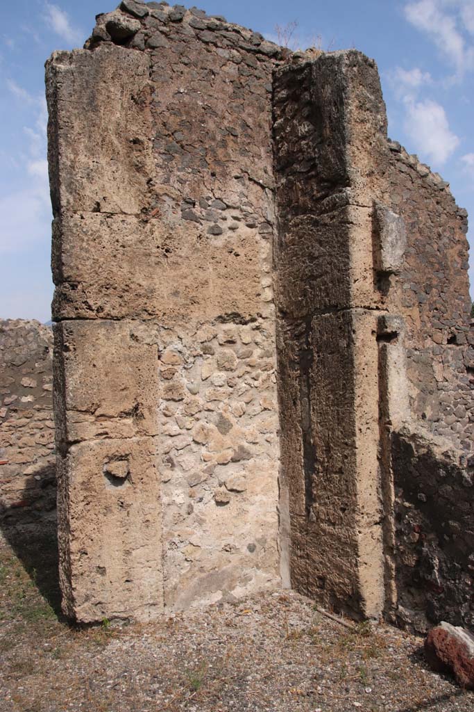 VI.17.13 Pompeii. September 2021. 
Pilaster on east side of doorway to triclinium in north-east corner of atrium. Photo courtesy of Klaus Heese.